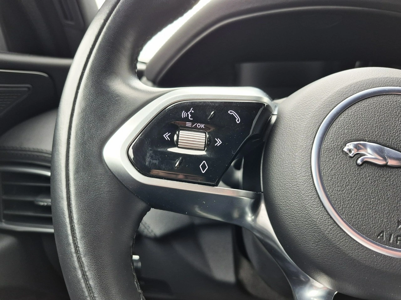 Jaguar XE - Zdjęcie 26