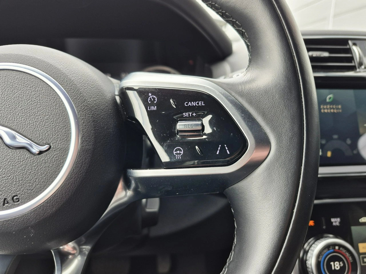 Jaguar XE - Zdjęcie 27