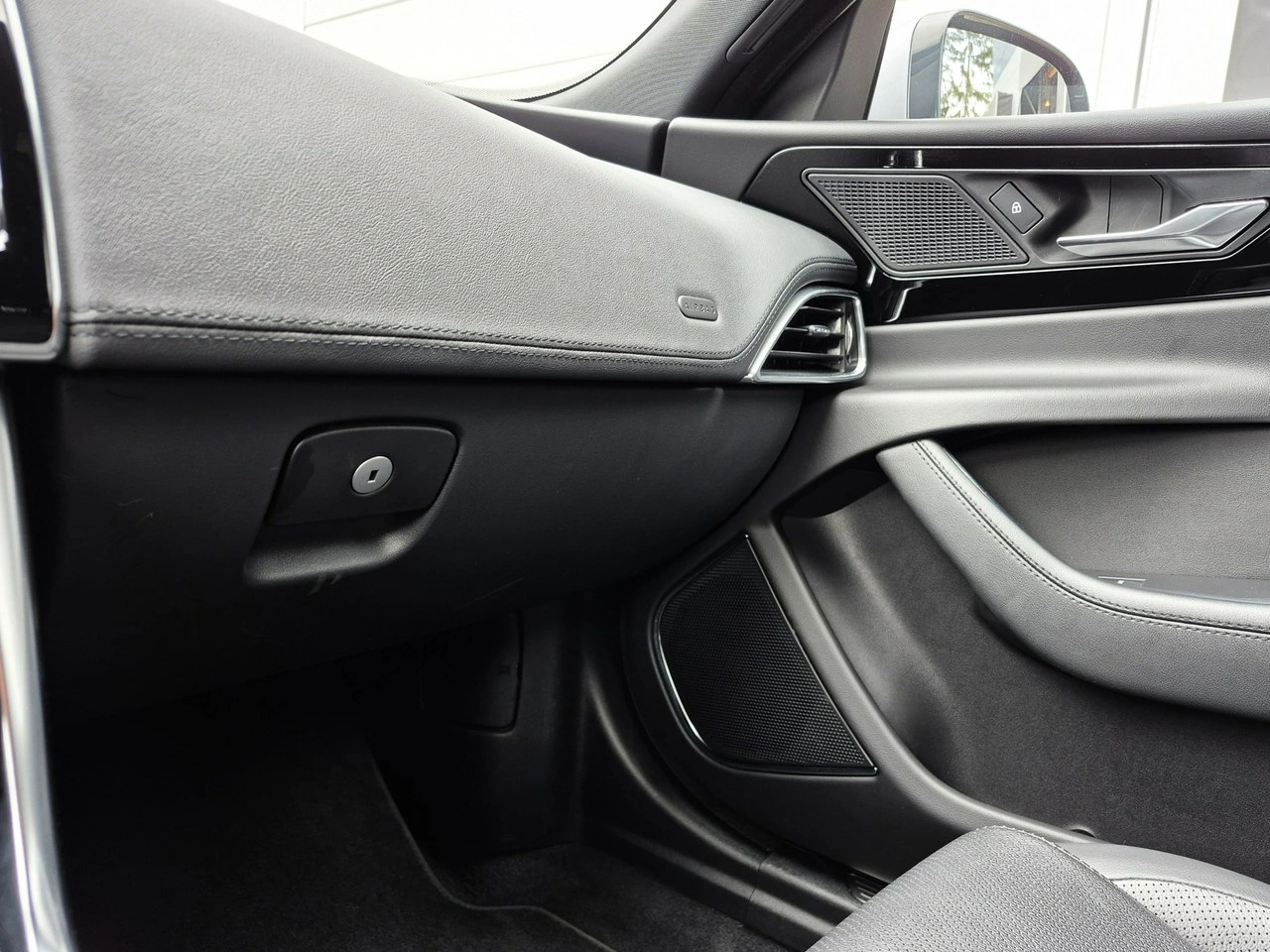 Jaguar XE - Zdjęcie 35