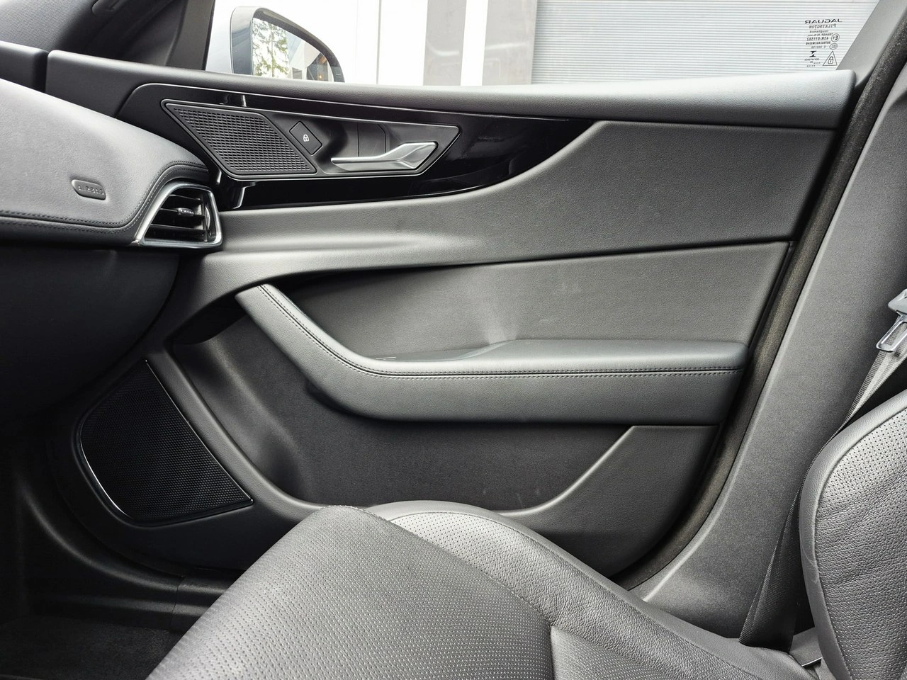 Jaguar XE - Zdjęcie 36