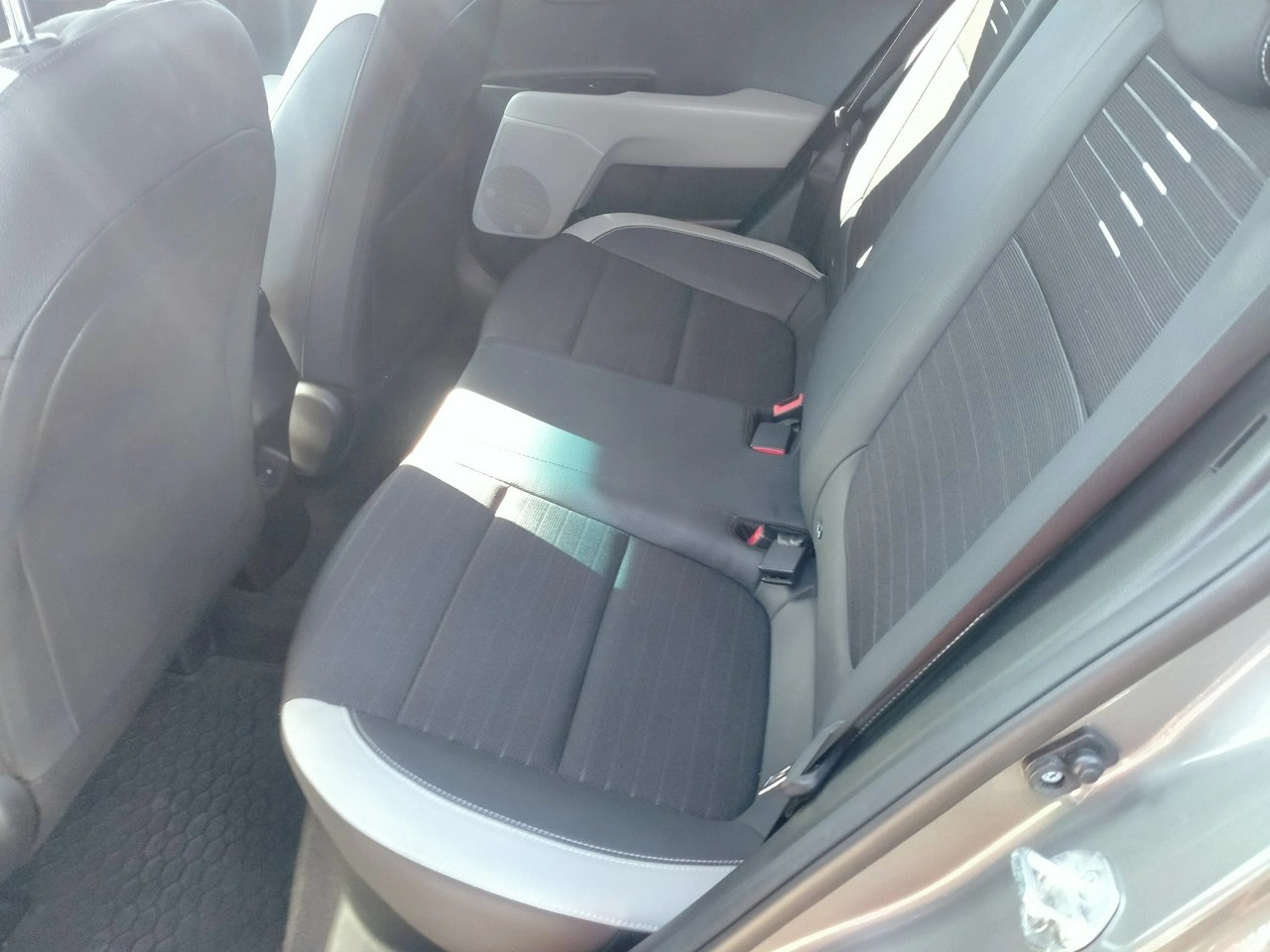 Kia Stonic - Zdjęcie 12