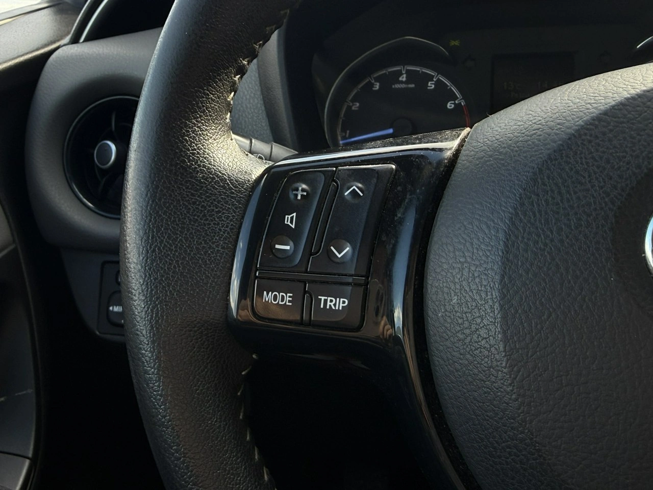 Toyota Yaris - Zdjęcie 10