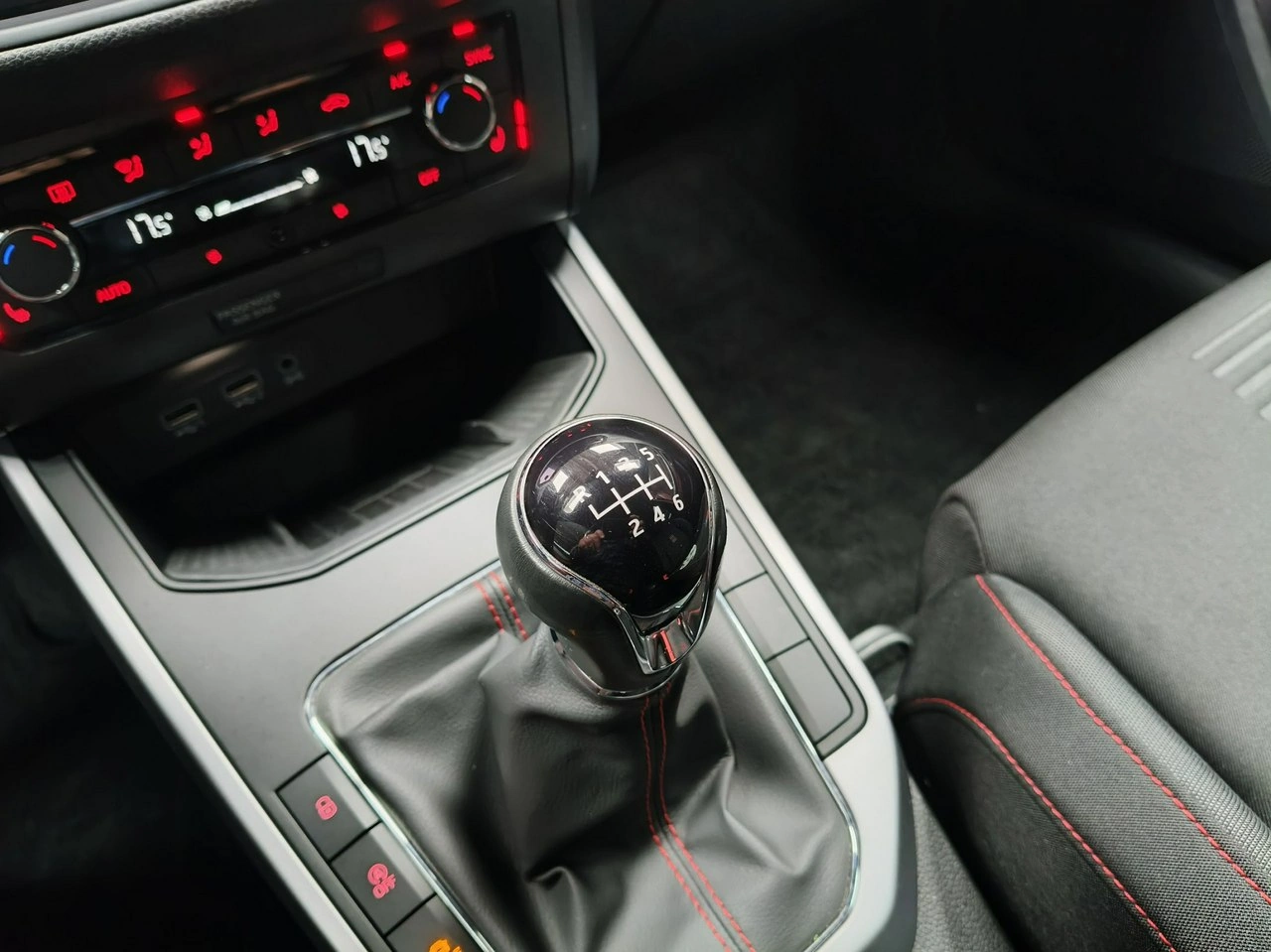 Seat Arona - Zdjęcie 28