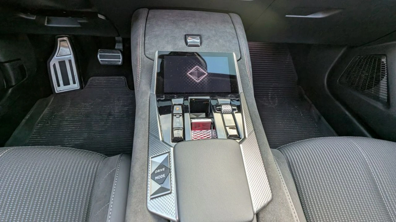 DS Automobiles DS 4 - Zdjęcie 17