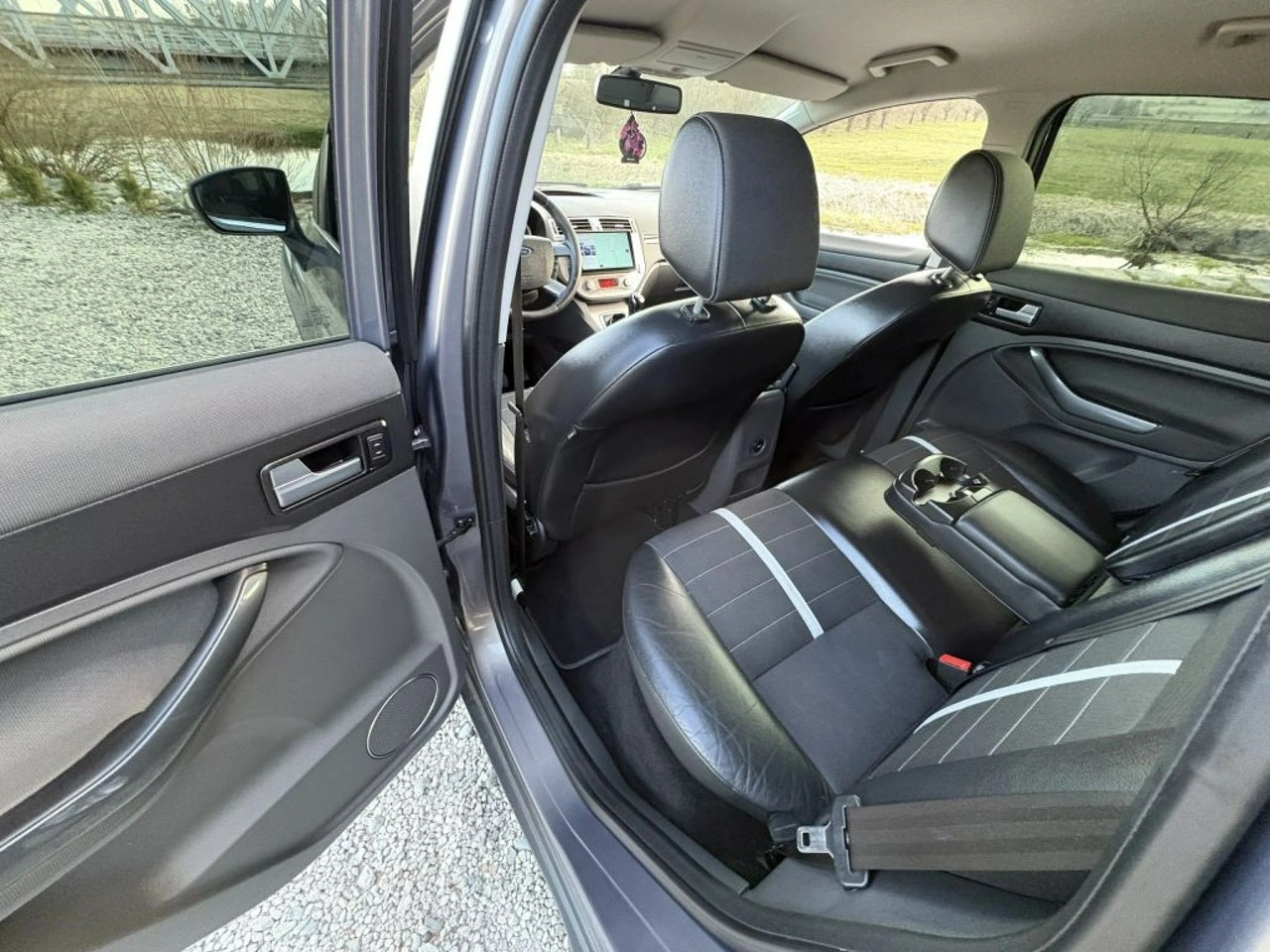 Ford Kuga - Zdjęcie 14