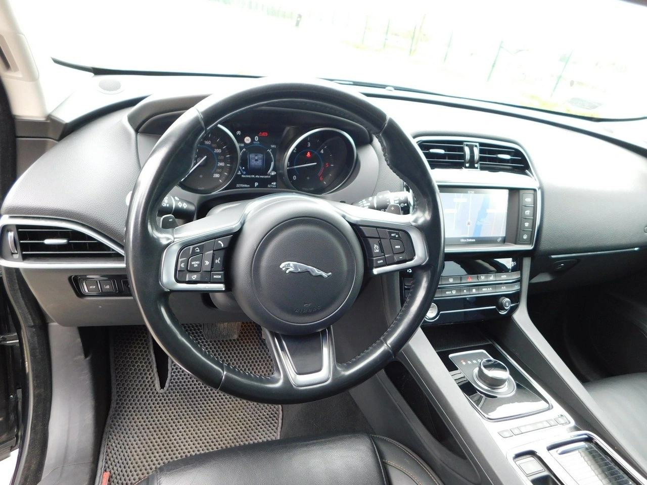 Jaguar F-Pace - Zdjęcie 16