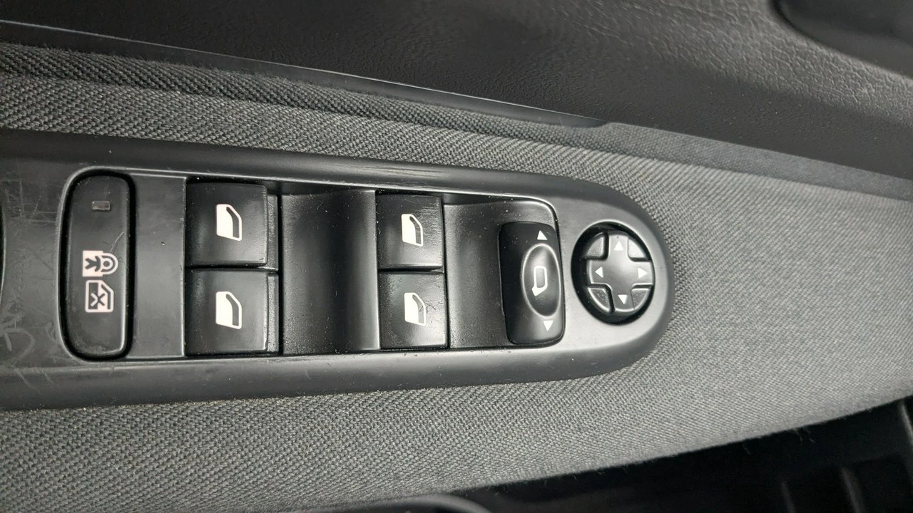 Peugeot 5008 - Zdjęcie 28