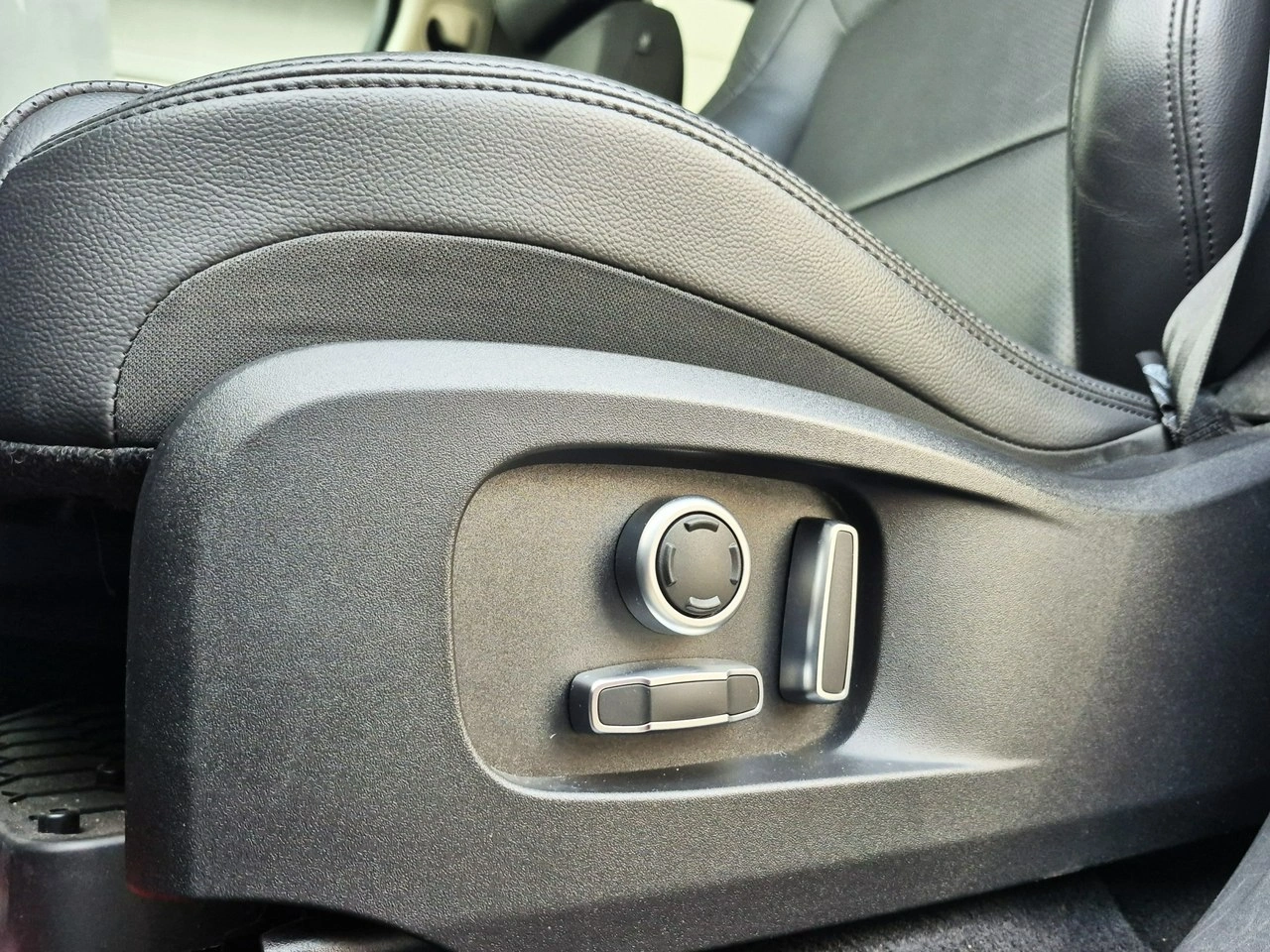 Jaguar F-Pace - Zdjęcie 21