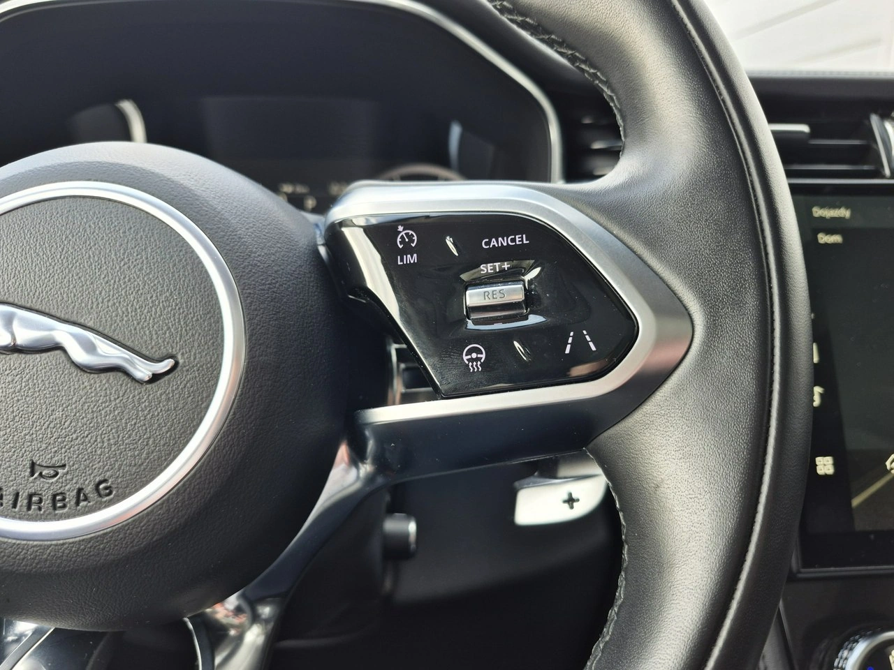 Jaguar F-Pace - Zdjęcie 30