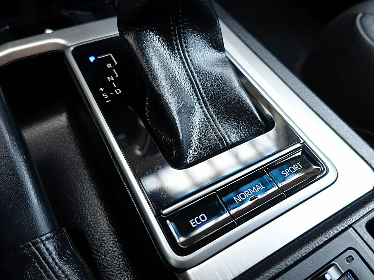 Toyota Land Cruiser - Zdjęcie 27