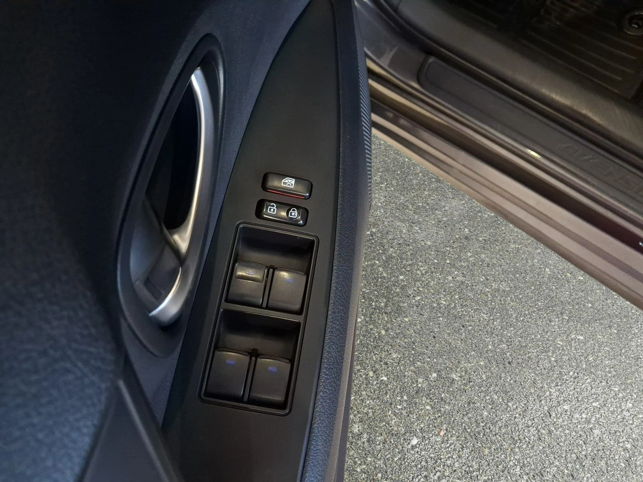 Toyota Avensis - Zdjęcie 28