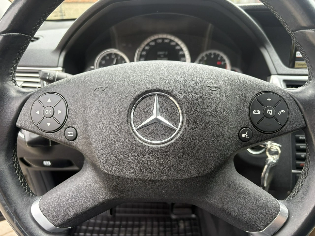 Mercedes E 200 - Zdjęcie 24