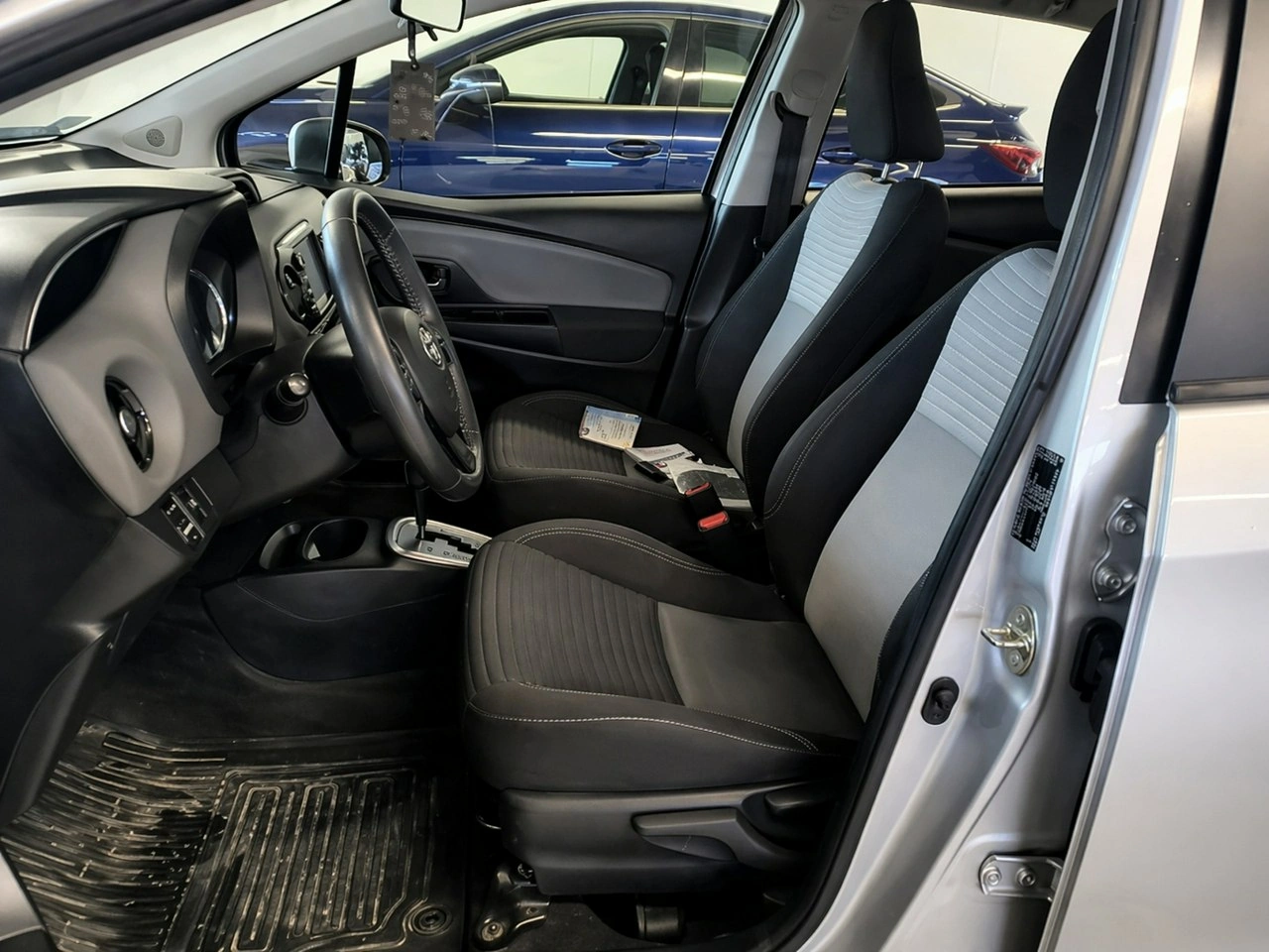 Toyota Yaris - Zdjęcie 7