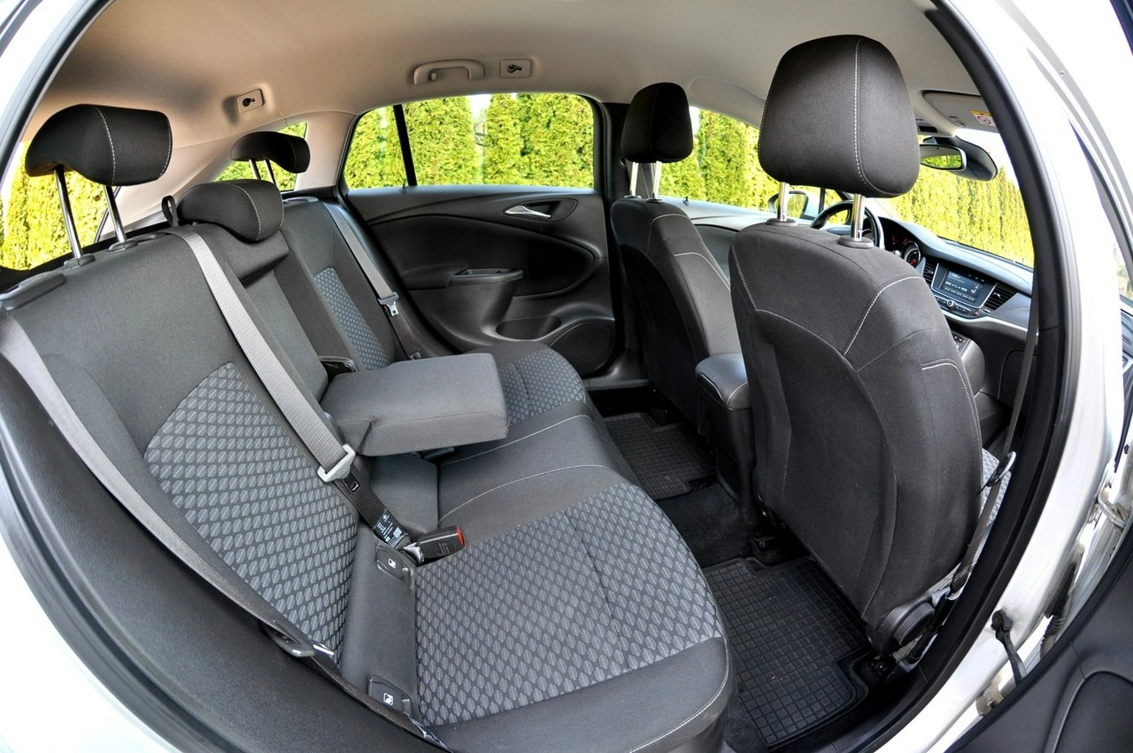 Opel Astra Sports Tourer - Zdjęcie 9