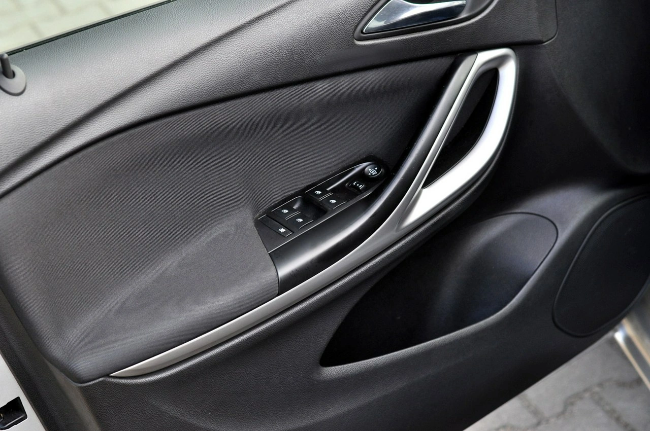 Opel Astra Sports Tourer - Zdjęcie 12