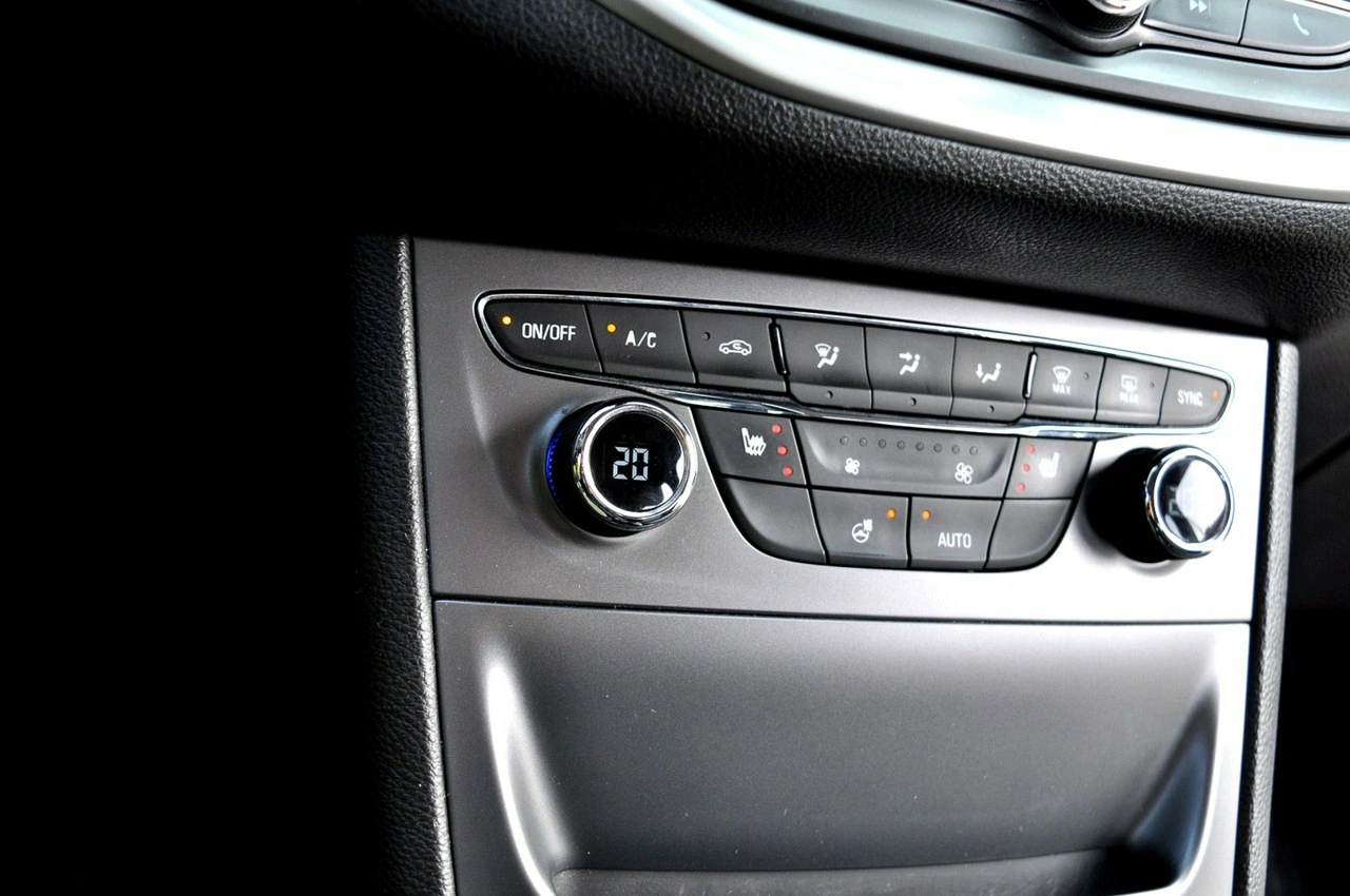 Opel Astra Sports Tourer - Zdjęcie 27