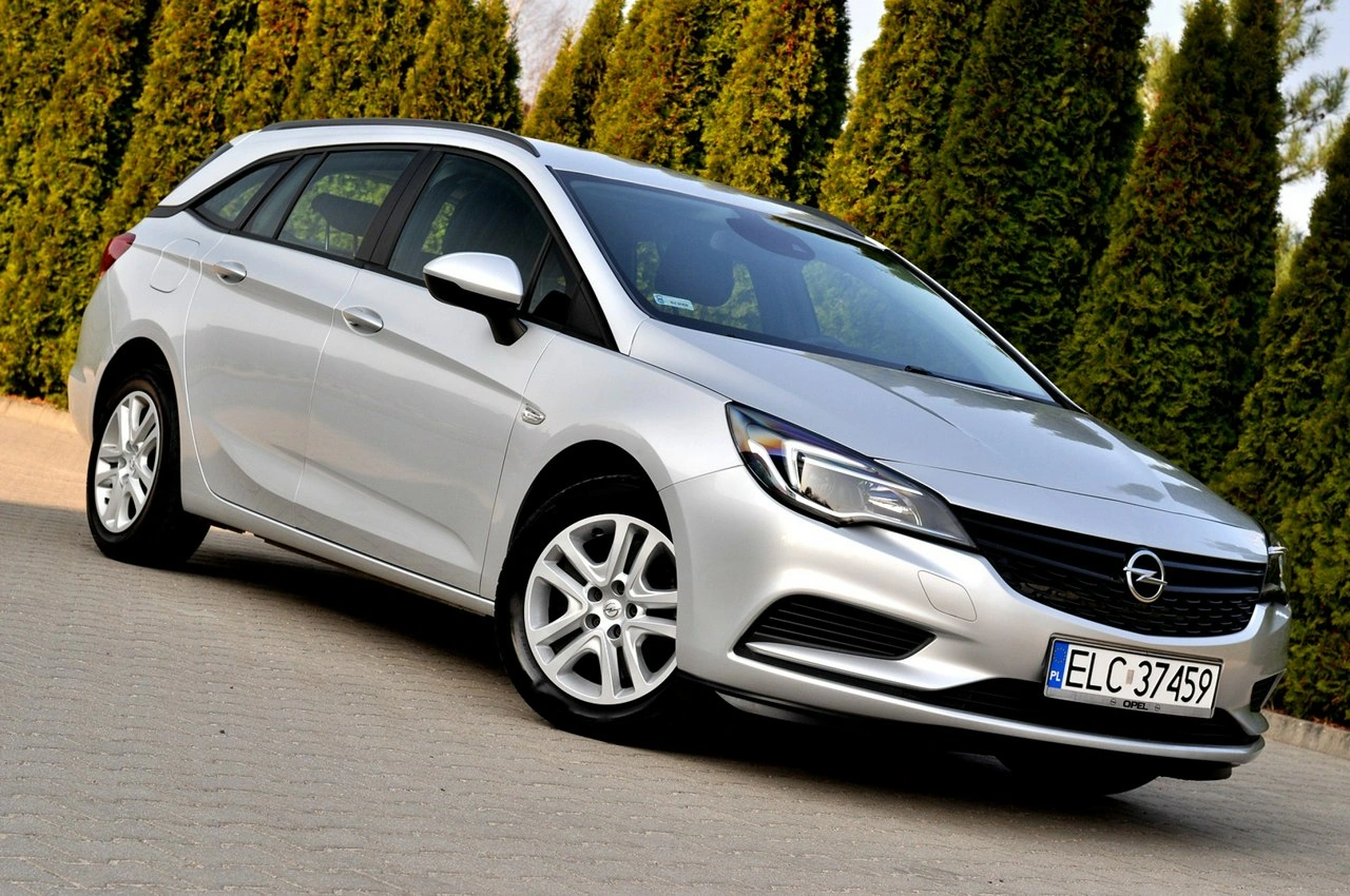 Opel Astra Sports Tourer - Główne zdjęcie