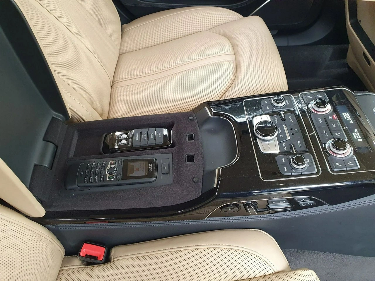 Audi A8 - Zdjęcie 32