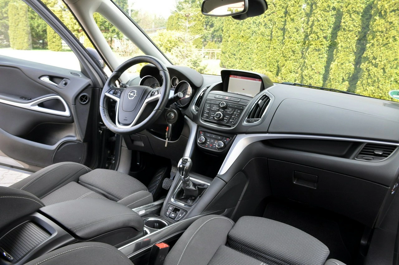 Opel Zafira - Zdjęcie 24