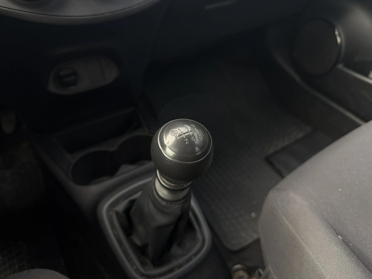 Toyota Yaris - Zdjęcie 12