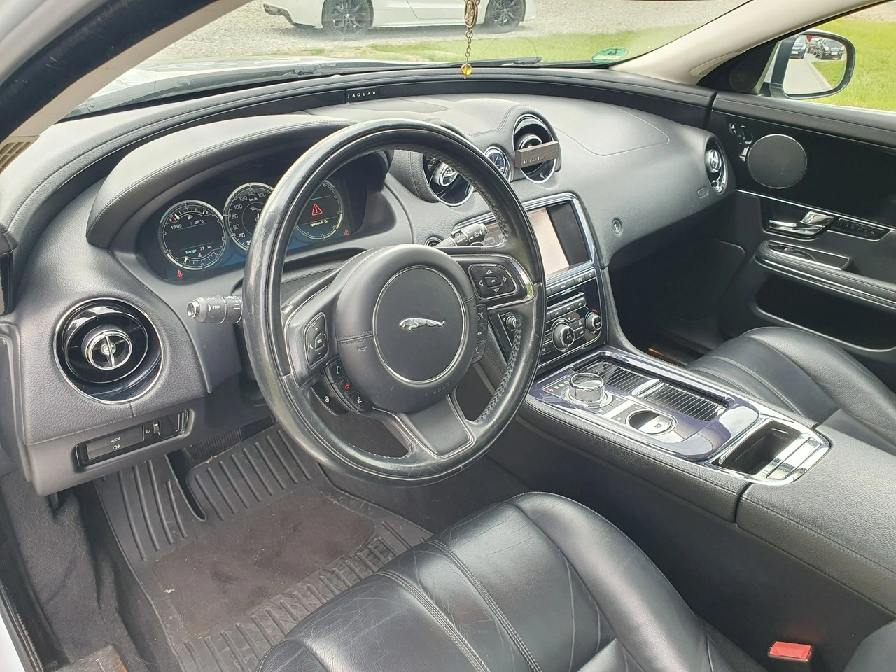 Jaguar XJ - Zdjęcie 15