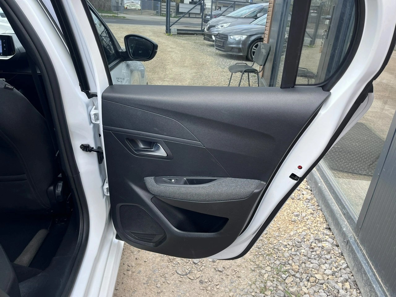 Peugeot 208 - Zdjęcie 25