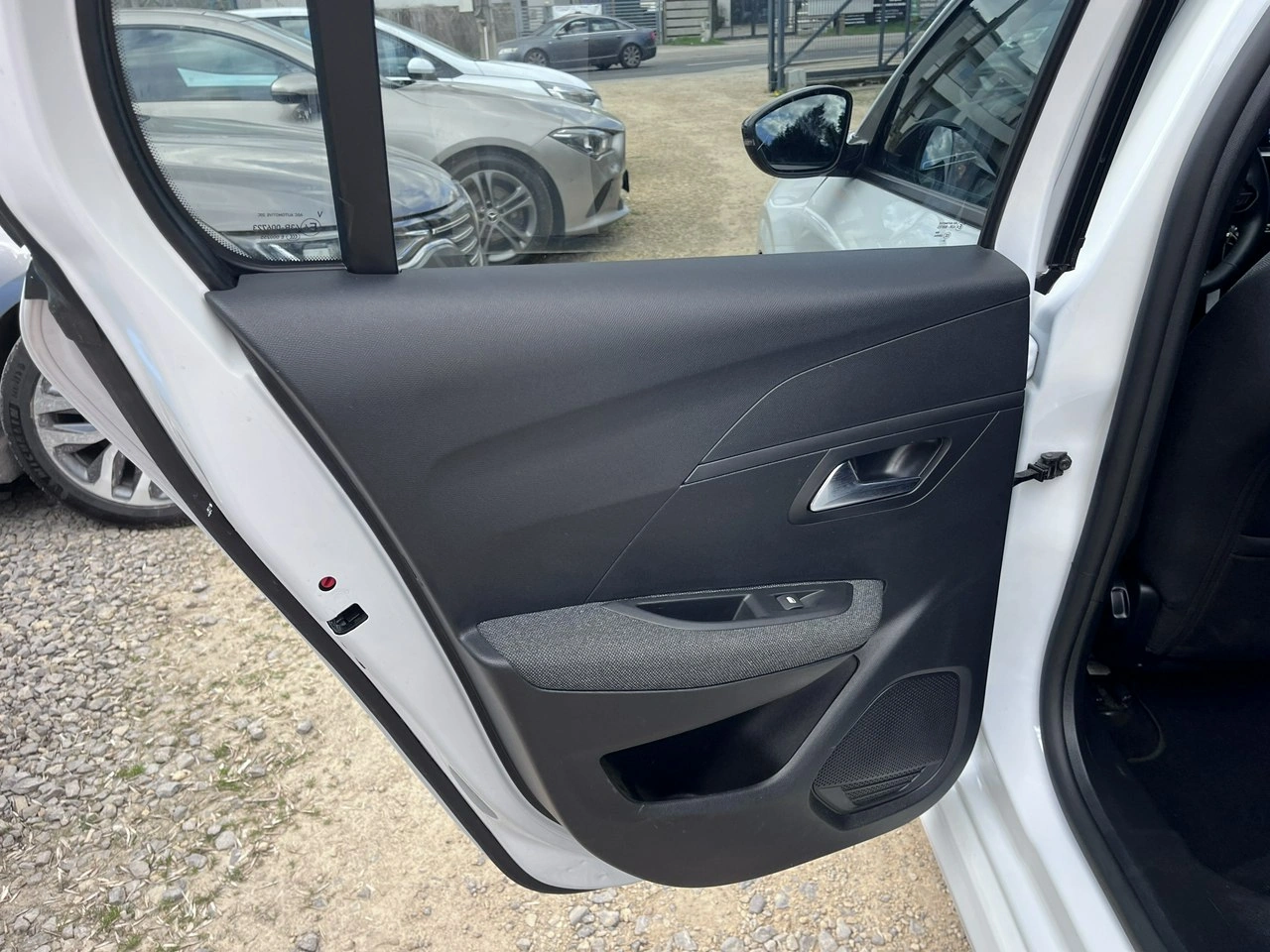 Peugeot 208 - Zdjęcie 27