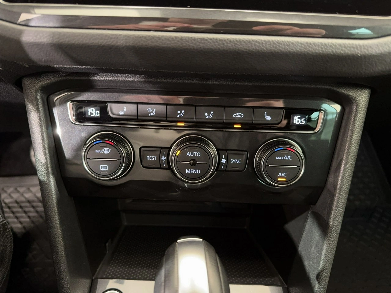 Volkswagen Tiguan - Zdjęcie 25
