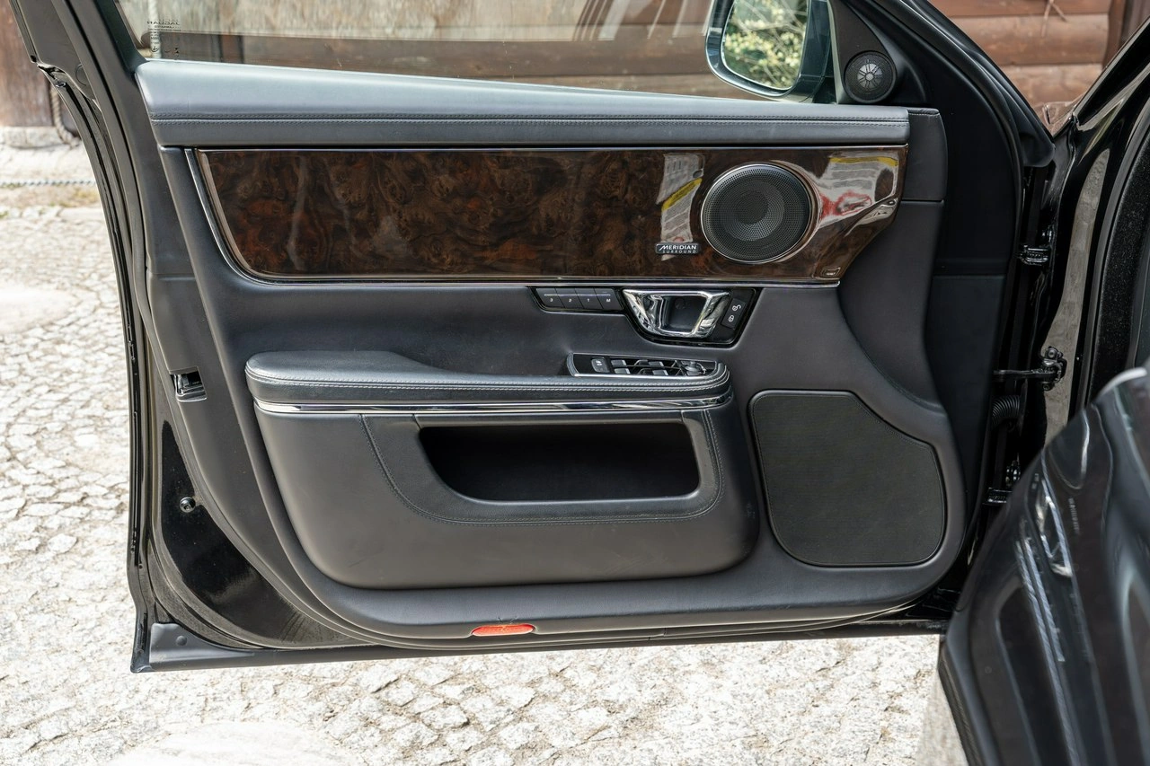 Jaguar XJ - Zdjęcie 32