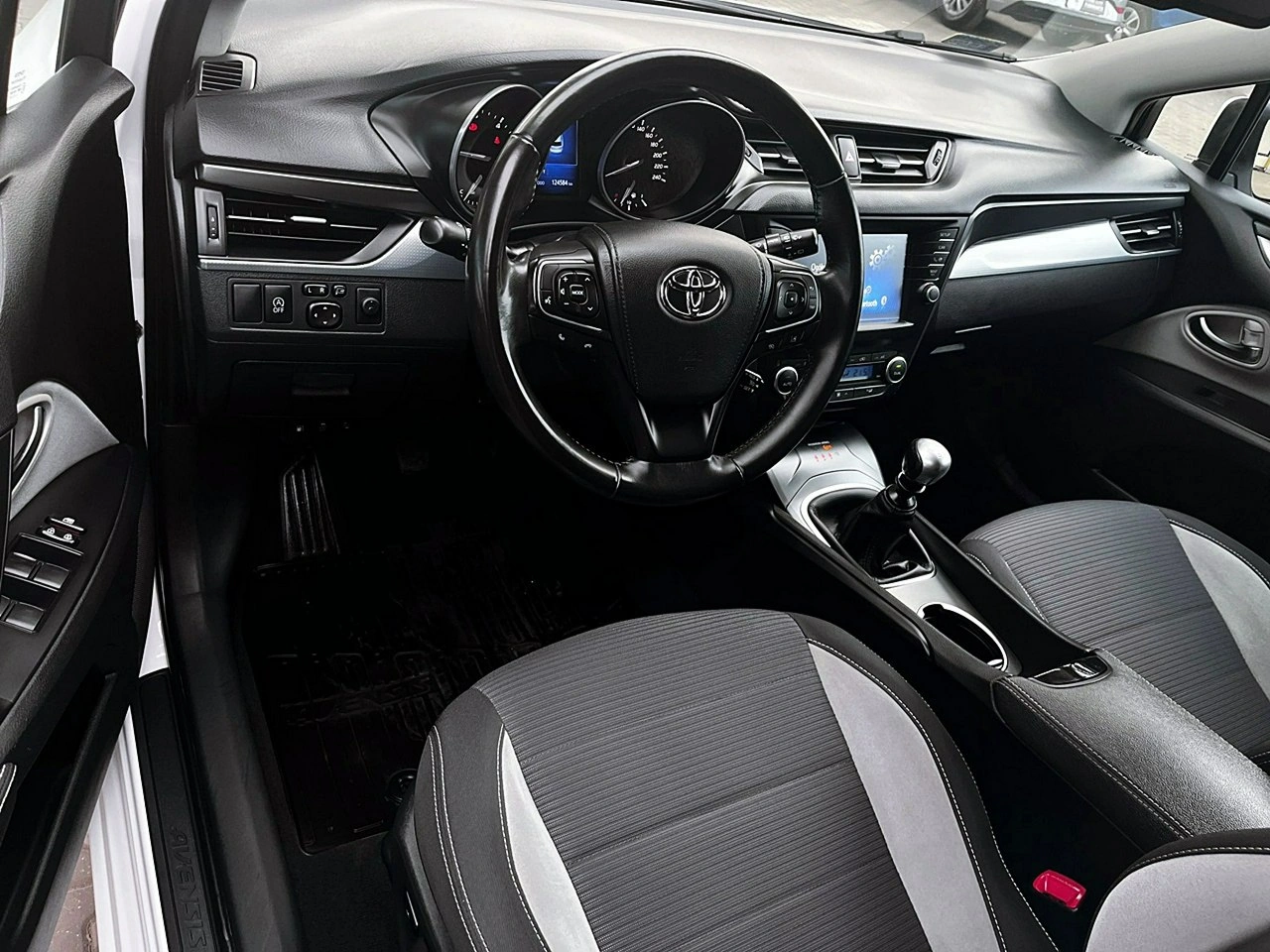 Toyota Avensis - Zdjęcie 15