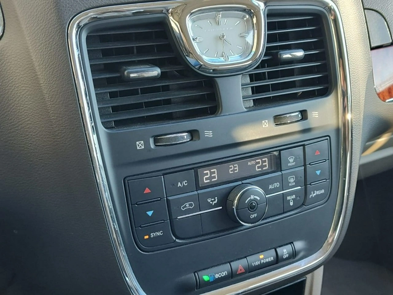 Chrysler Town & Country - Zdjęcie 16