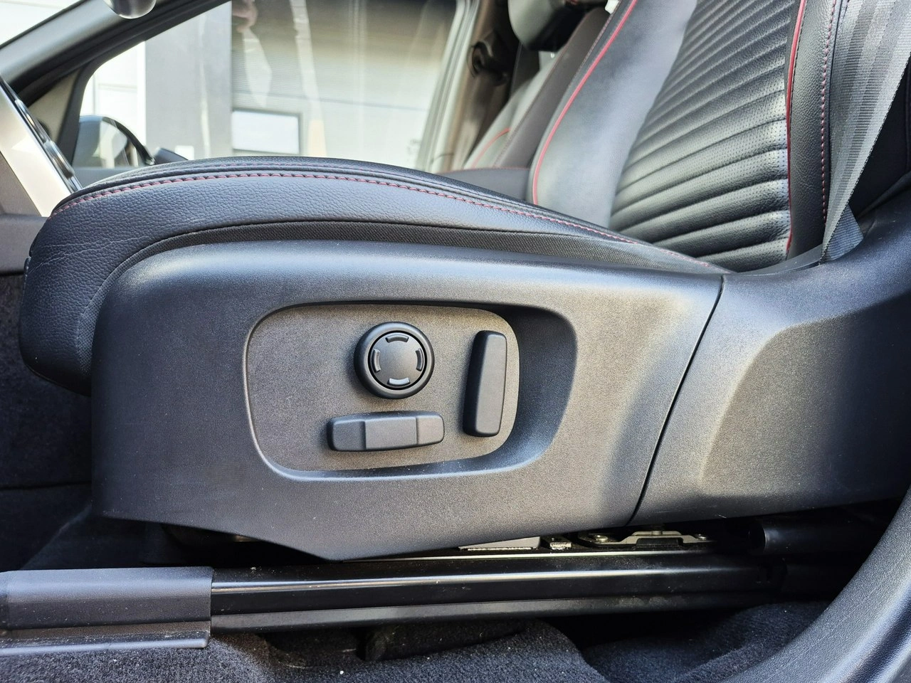 Land Rover Discovery Sport - Zdjęcie 21