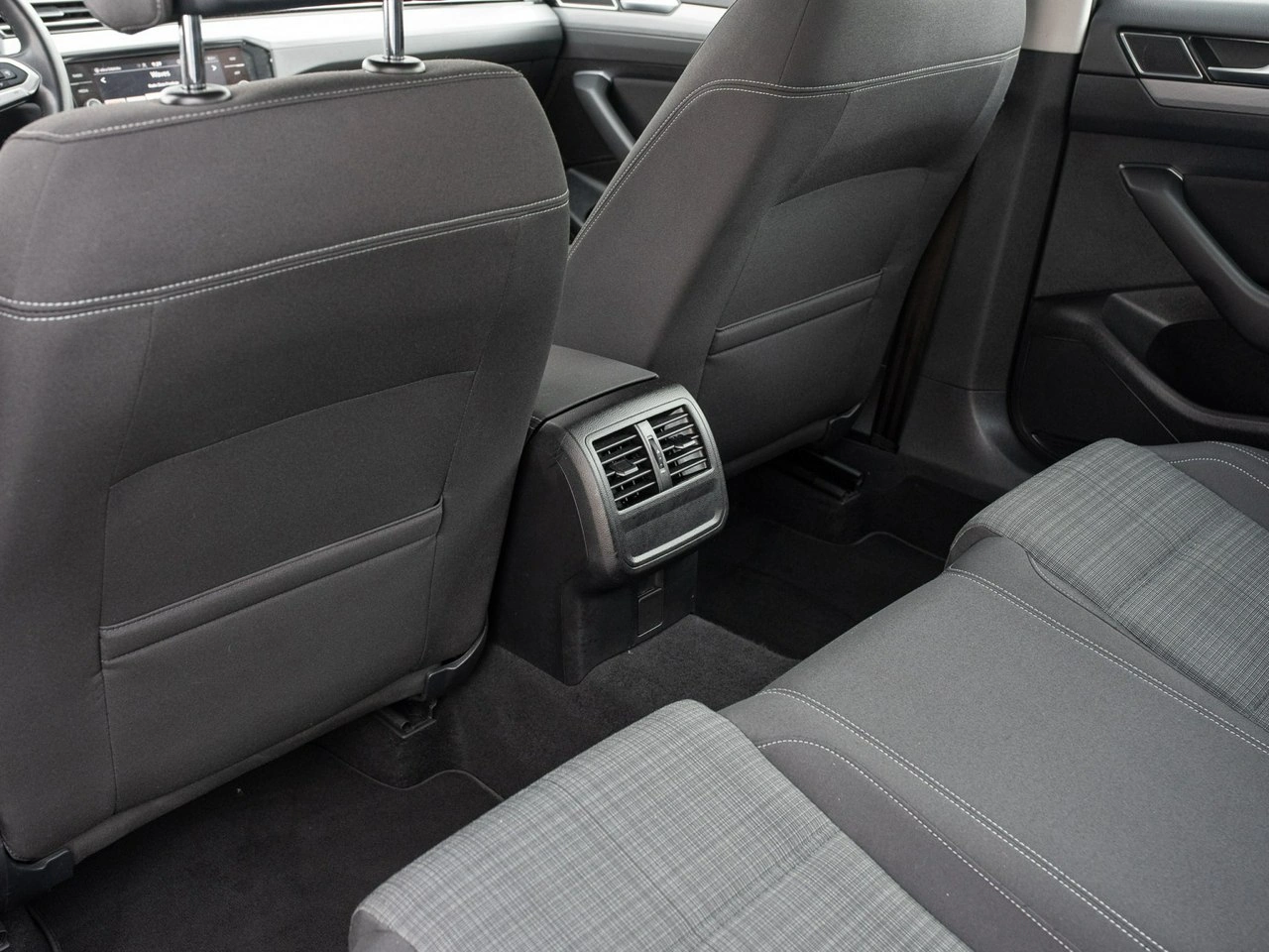 Volkswagen Passat - Zdjęcie 25