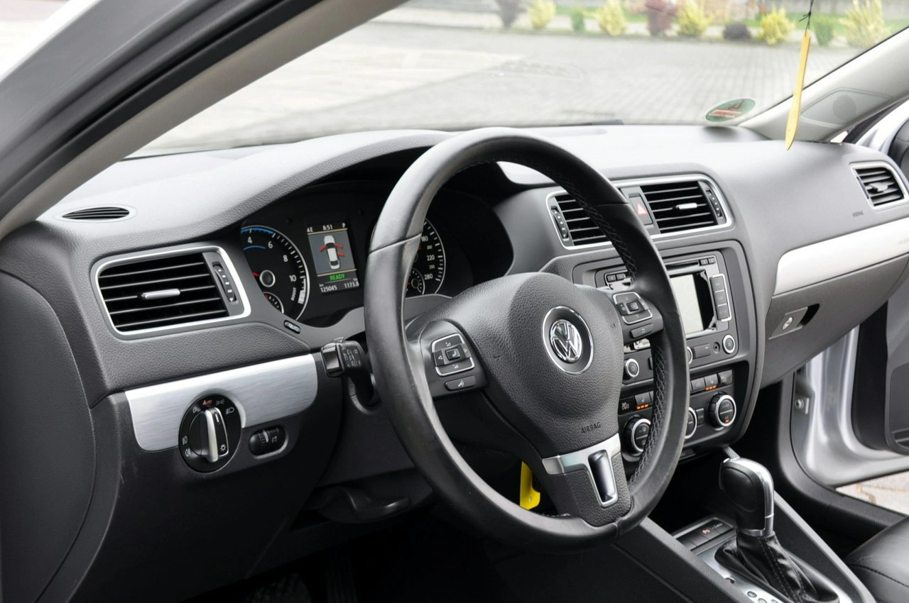 Volkswagen Jetta - Zdjęcie 21