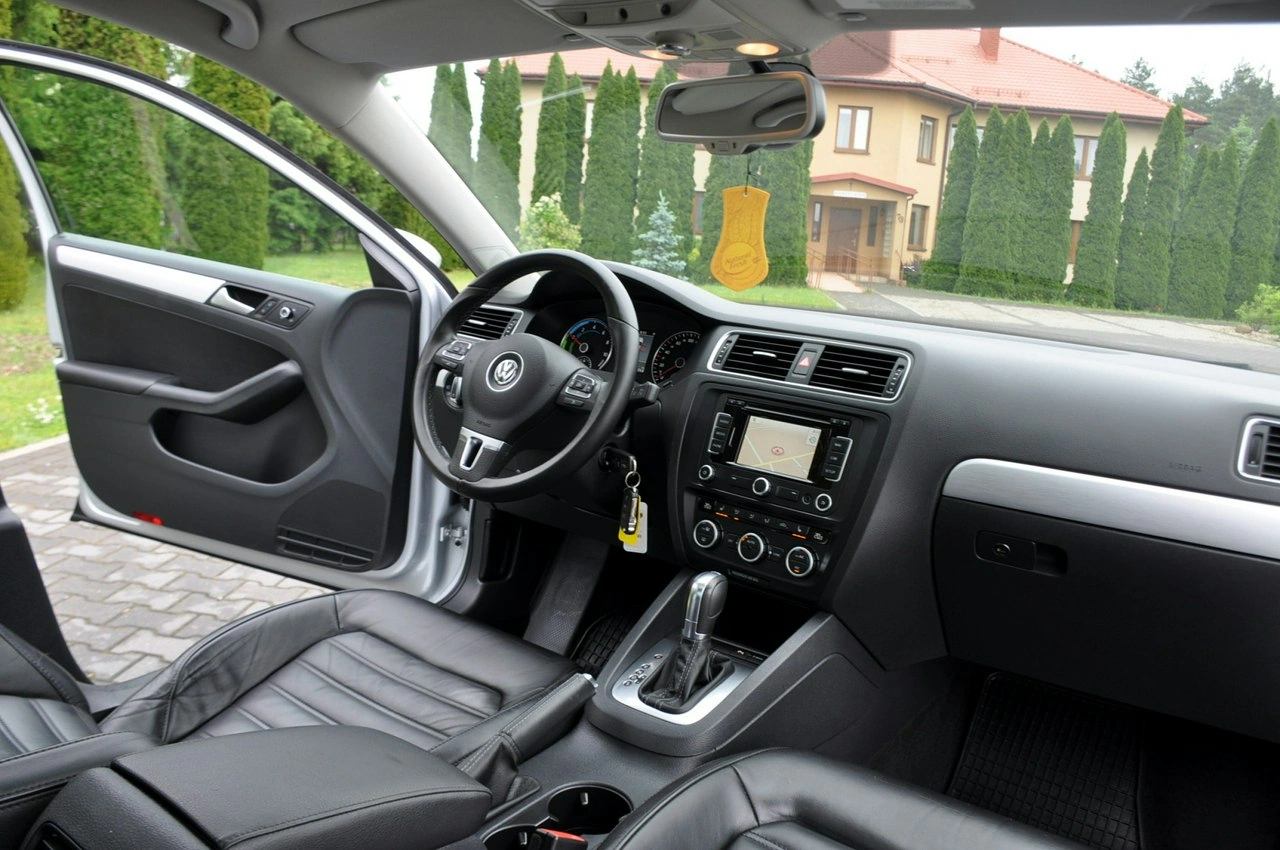 Volkswagen Jetta - Zdjęcie 24