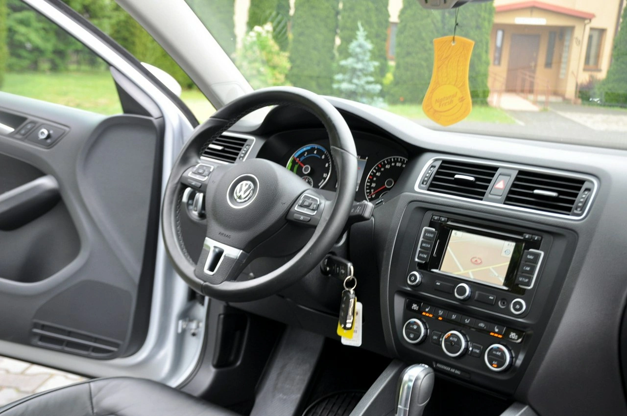 Volkswagen Jetta - Zdjęcie 25