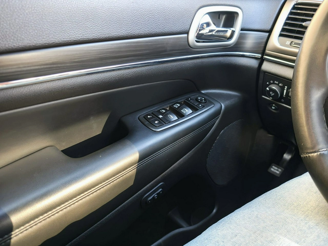 Jeep Grand Cherokee - Zdjęcie 25