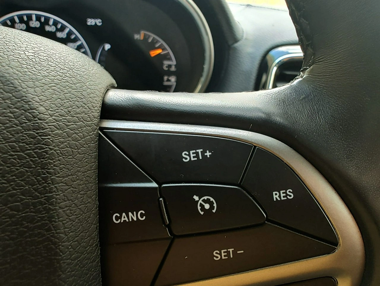 Jeep Grand Cherokee - Zdjęcie 32