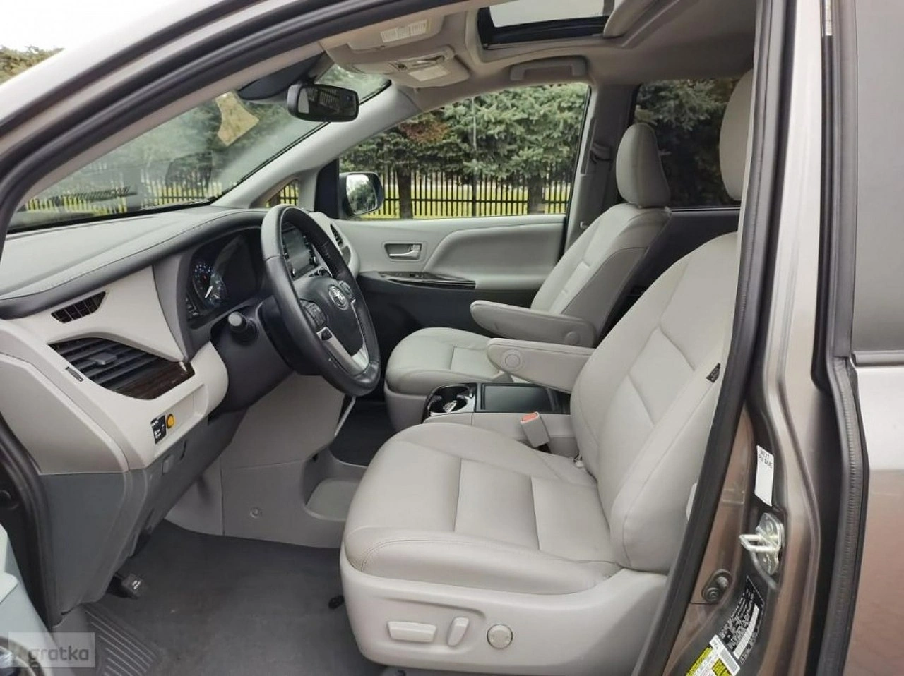 Toyota Sienna - Zdjęcie 17