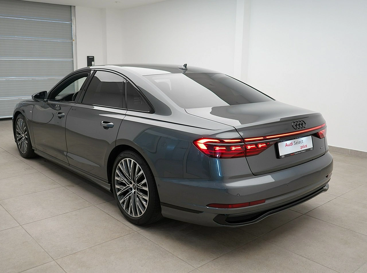 Audi A8 - Zdjęcie 1