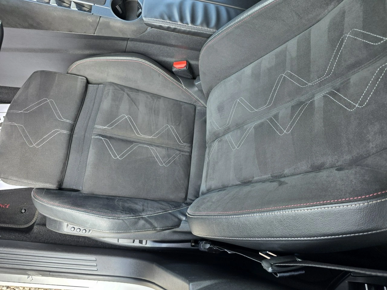 DS Automobiles DS 7 Crossback - Zdjęcie 36