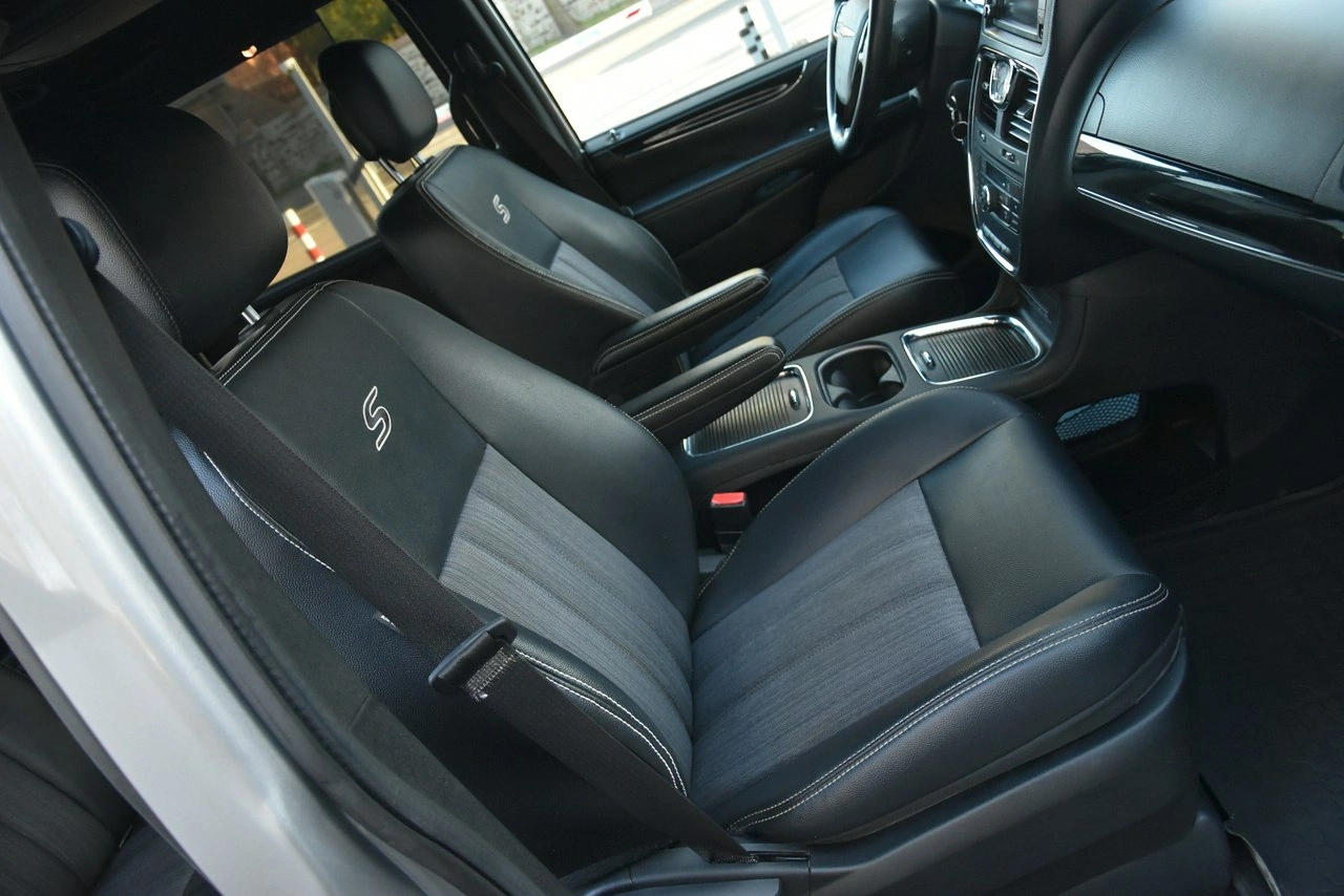 Chrysler Town & Country - Zdjęcie 10