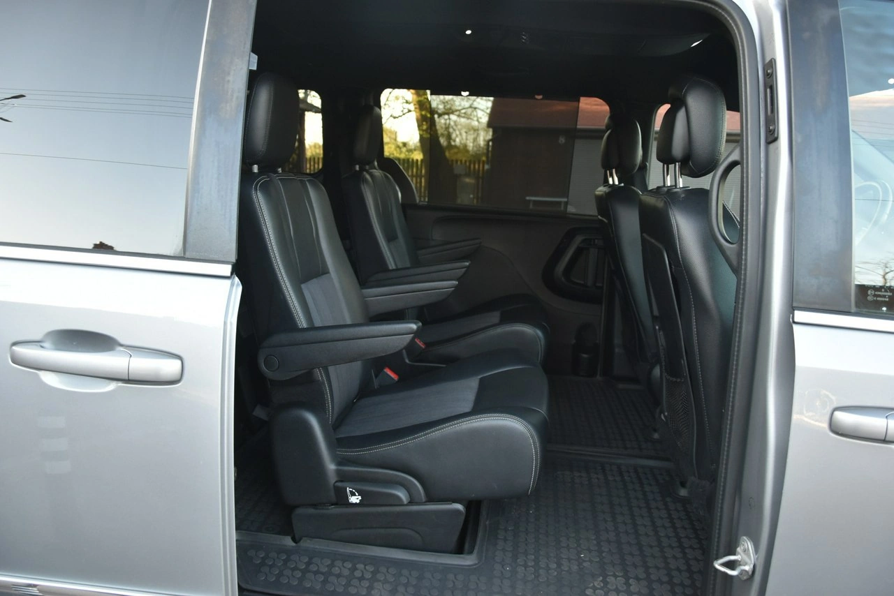 Chrysler Town & Country - Zdjęcie 11