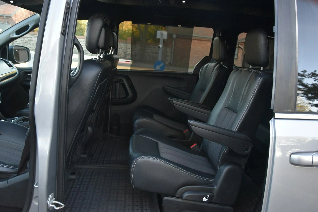 Chrysler Town & Country - Zdjęcie 13