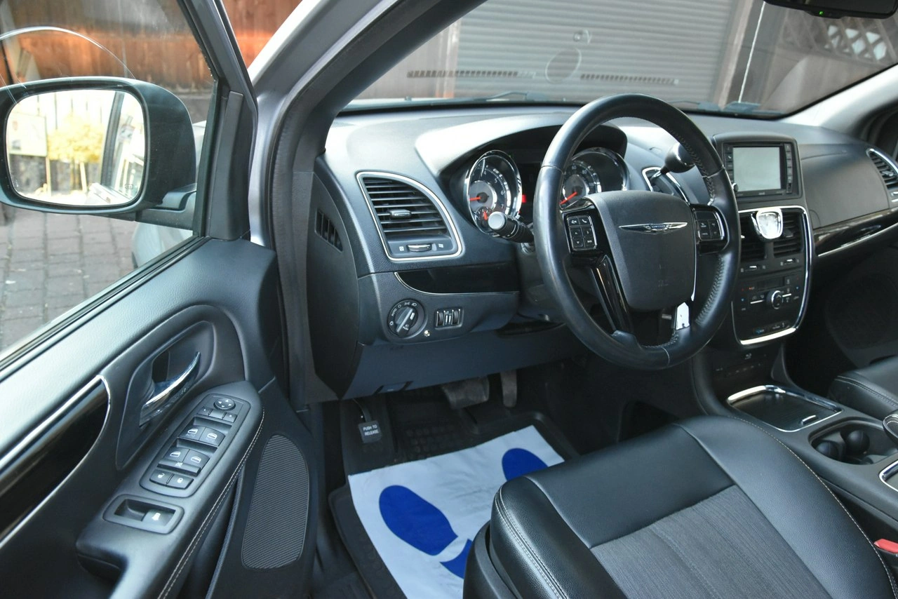 Chrysler Town & Country - Zdjęcie 14