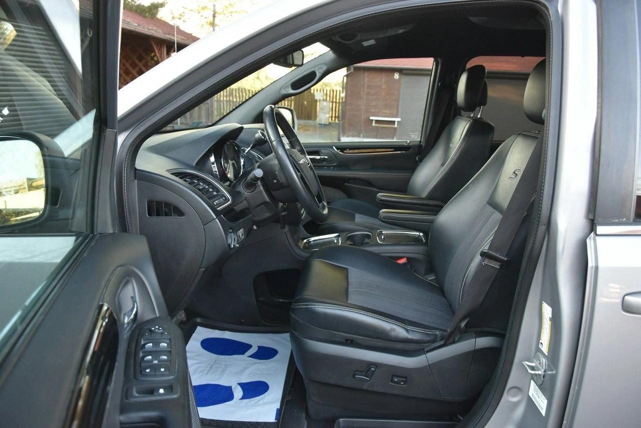 Chrysler Town & Country - Zdjęcie 15
