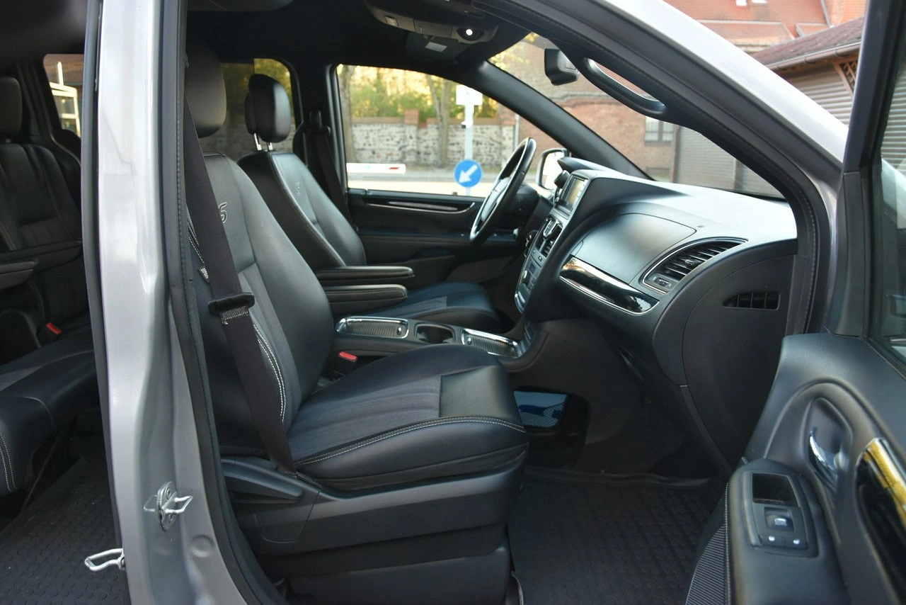 Chrysler Town & Country - Zdjęcie 16