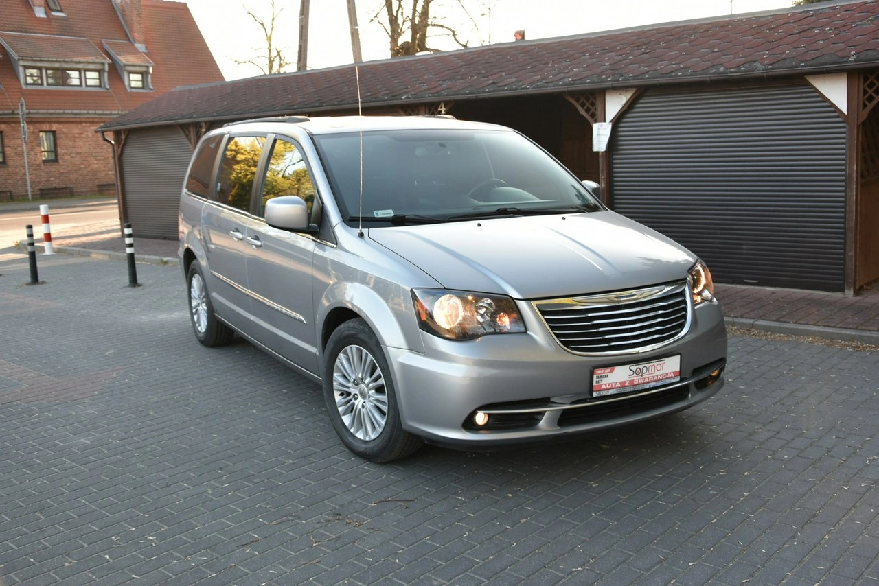 Chrysler Town & Country - Zdjęcie 17
