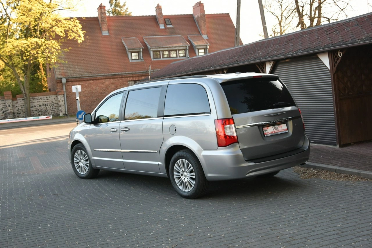 Chrysler Town & Country - Zdjęcie 19