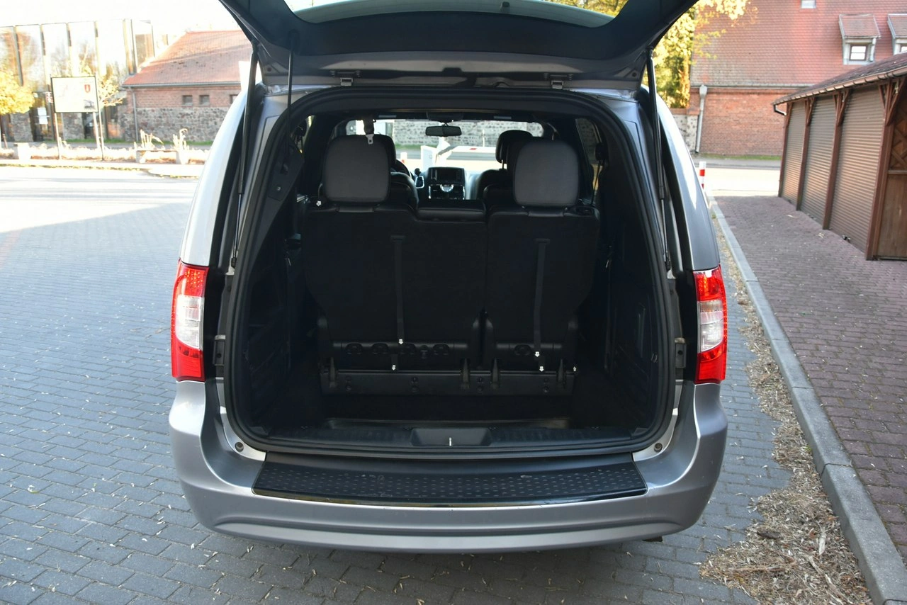 Chrysler Town & Country - Zdjęcie 24